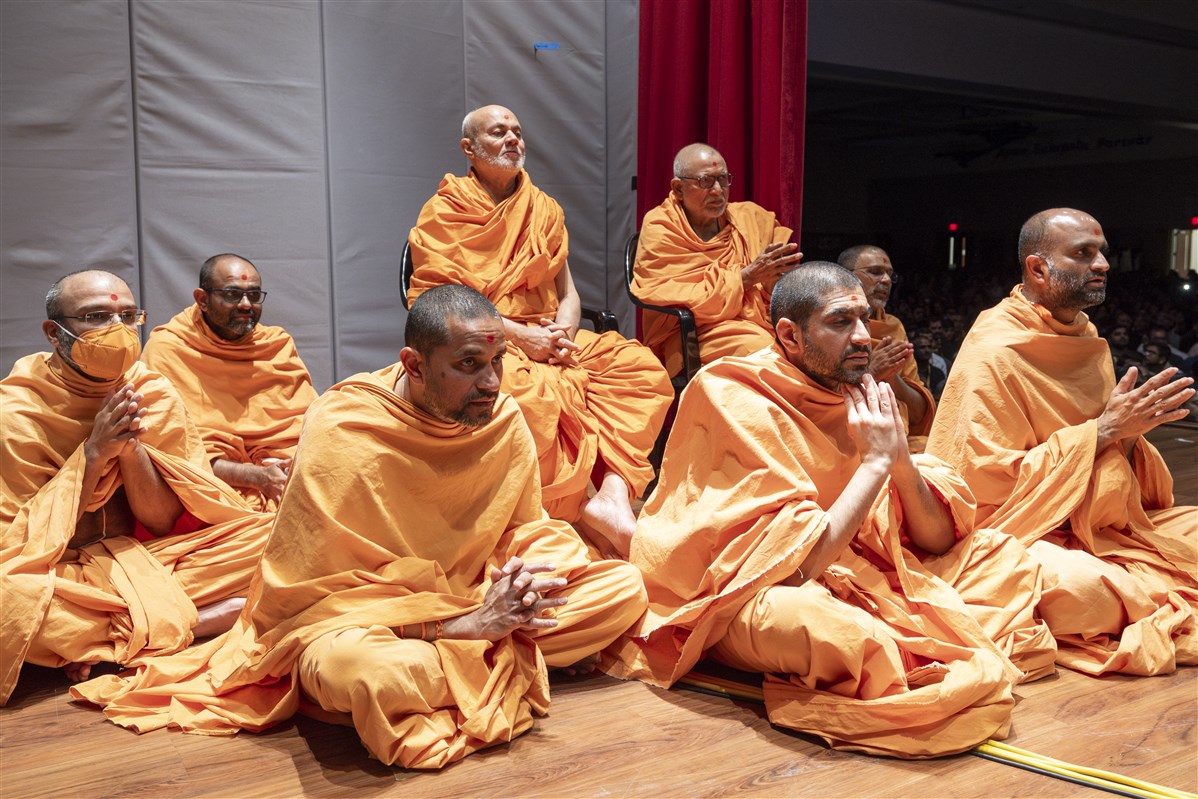 Swamis engrossed in darshan