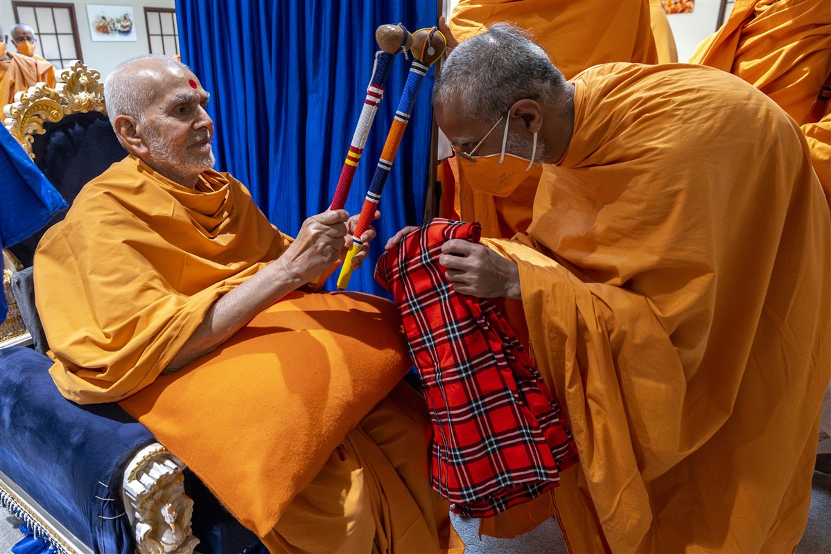 Swamishri blesses Pujya Priyavratdas Swami