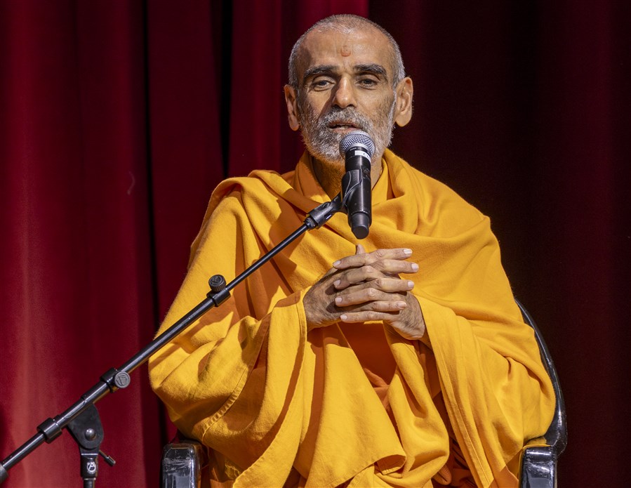 Pujya Anandswarupdas Swami addresses the assembly