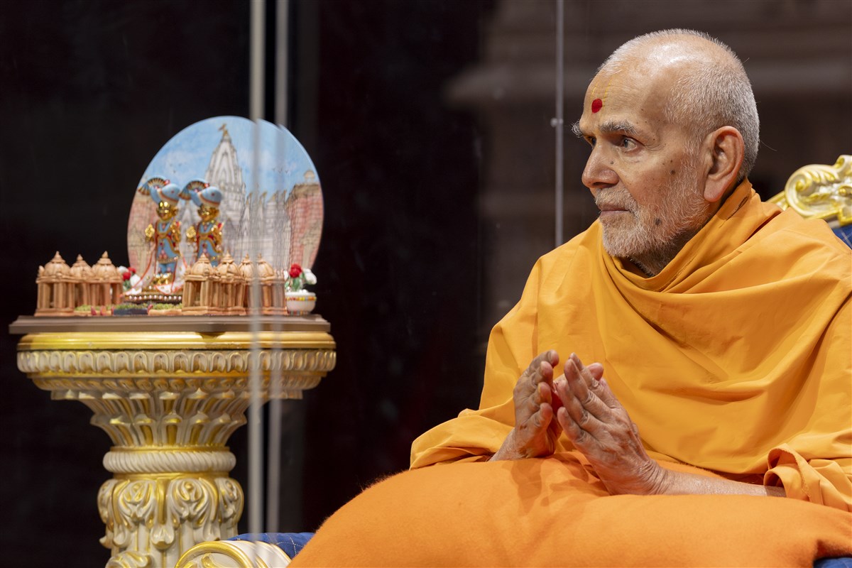 Swamishri listens attentively to Pujya Yagnavallabhdas Swami