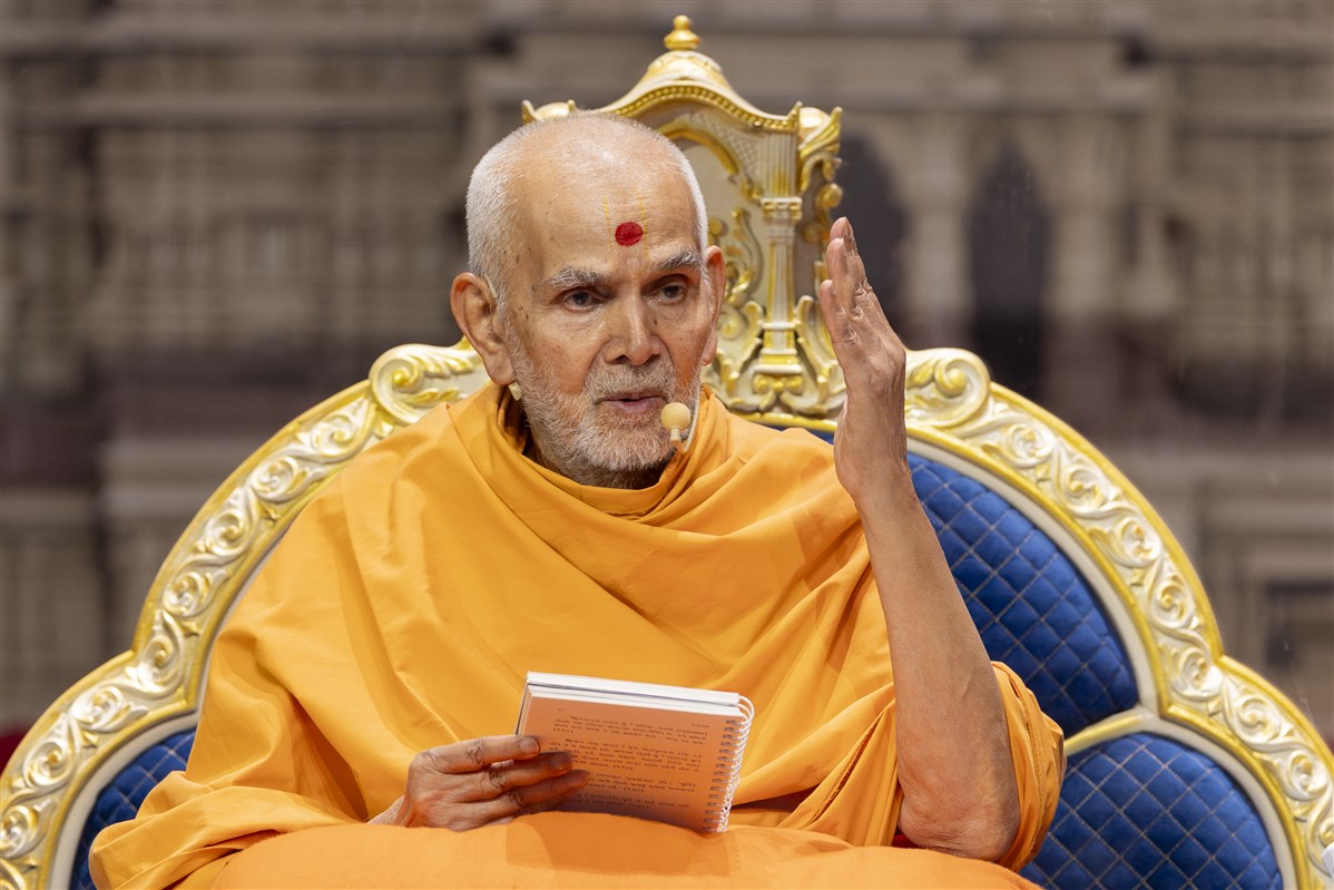 Swamishri bestows blessings