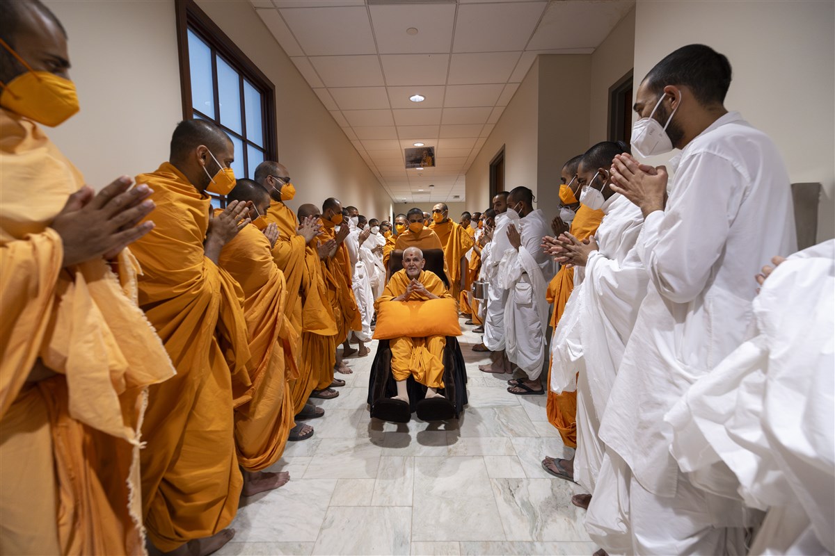Swamis and parshads engrossed in darshan
