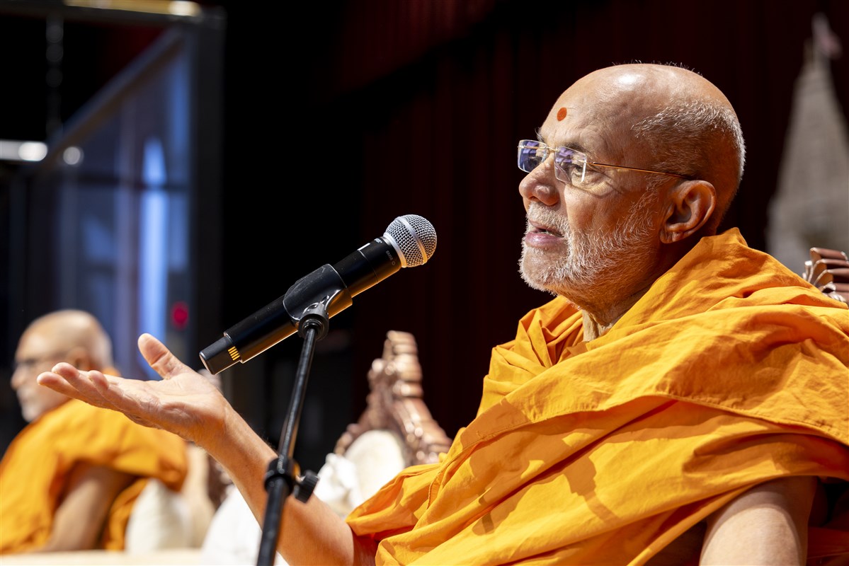 Sadguru Pujya Viveksagardas Swami addresses the assembly