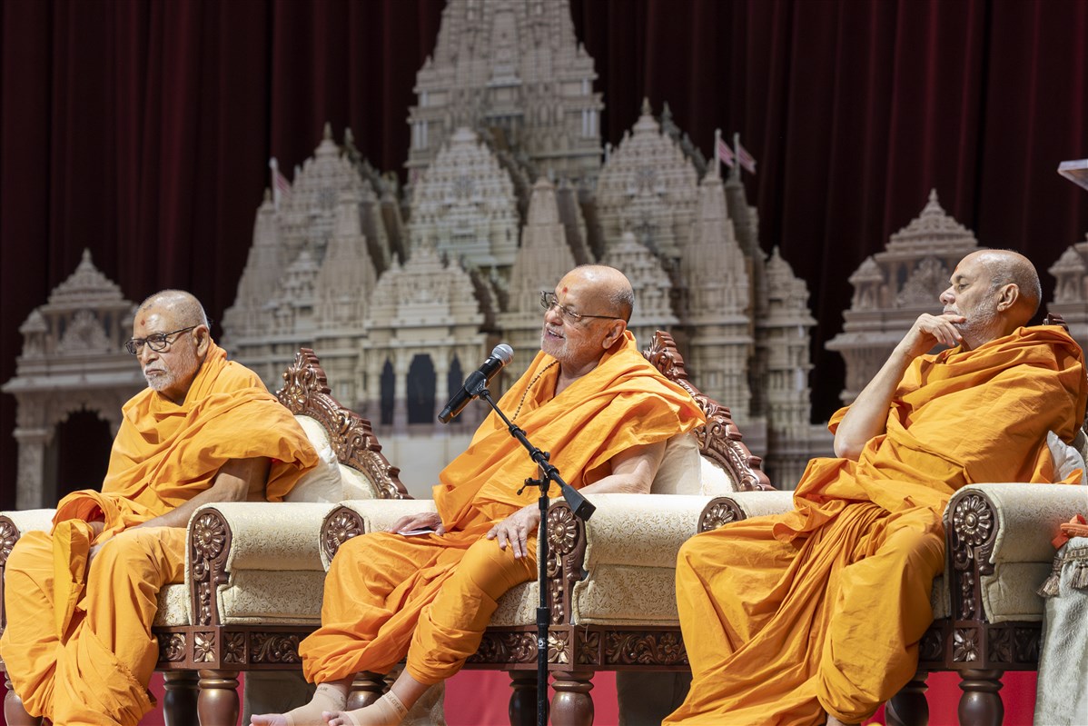 Sadguru Pujya Ishwarcharandas Swami addresses the assembly