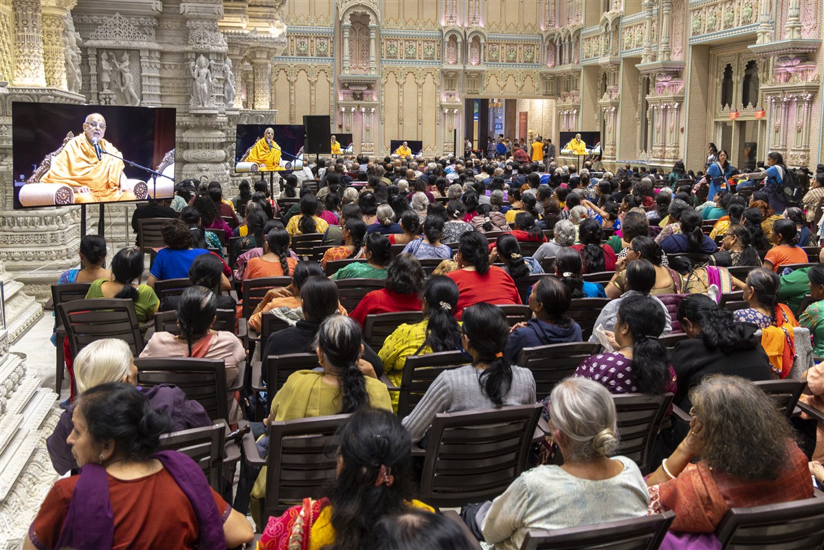 Devotees sit in the Pramukh Mandapam to attend the last assembly of Swamishri's USA Vicharan