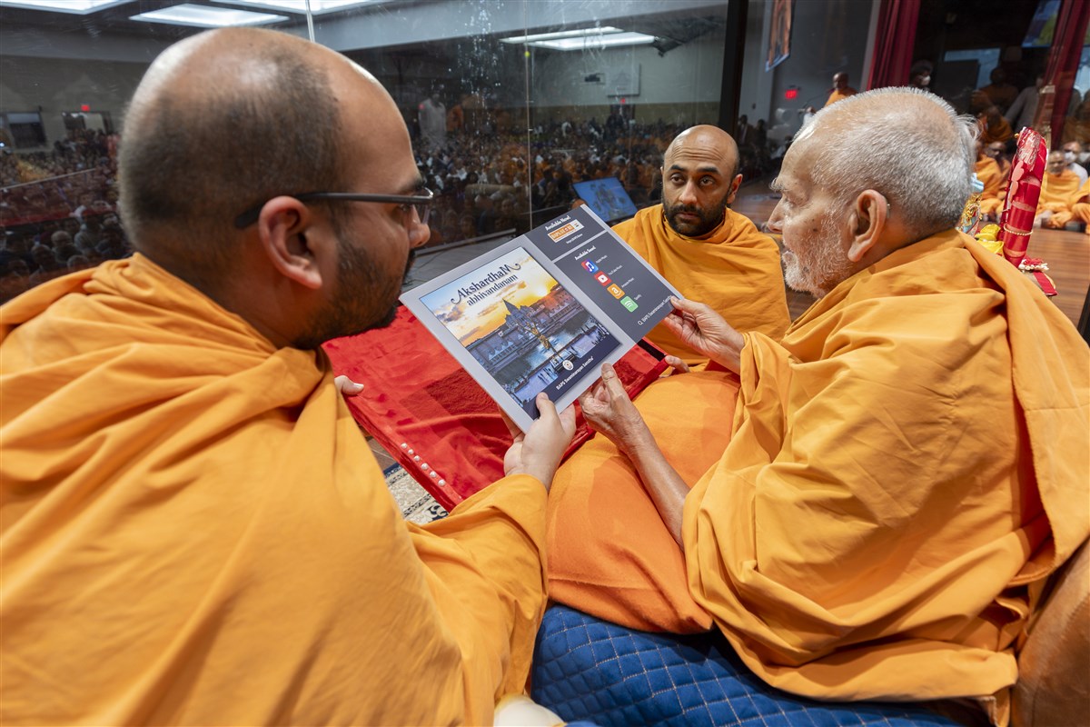Swamishri inaugurates an audio publication 'Akshardham Abhivandanam'