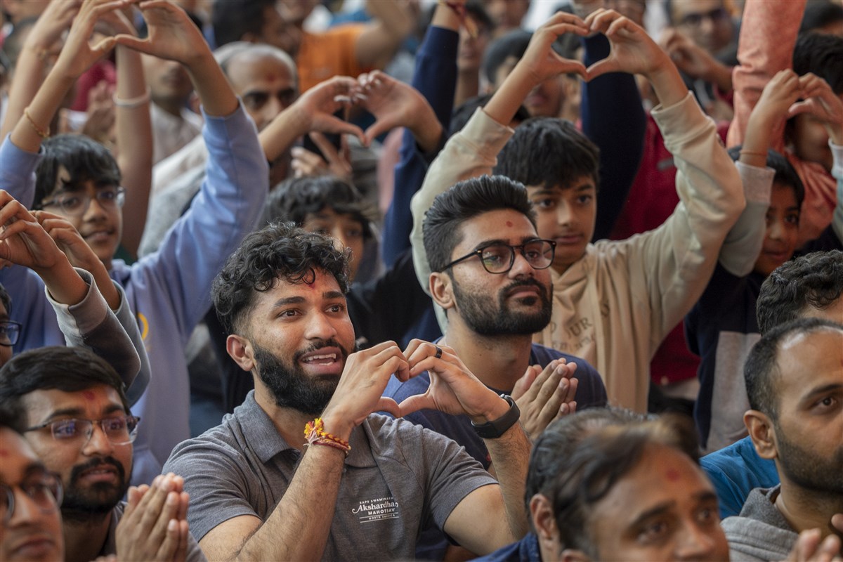 Youths gesture their love for Swamishri