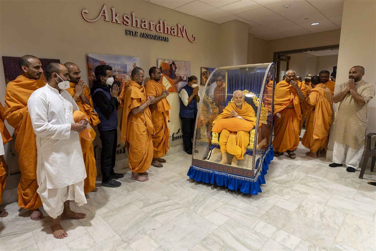 Swamis and devotees engrossed in darshan