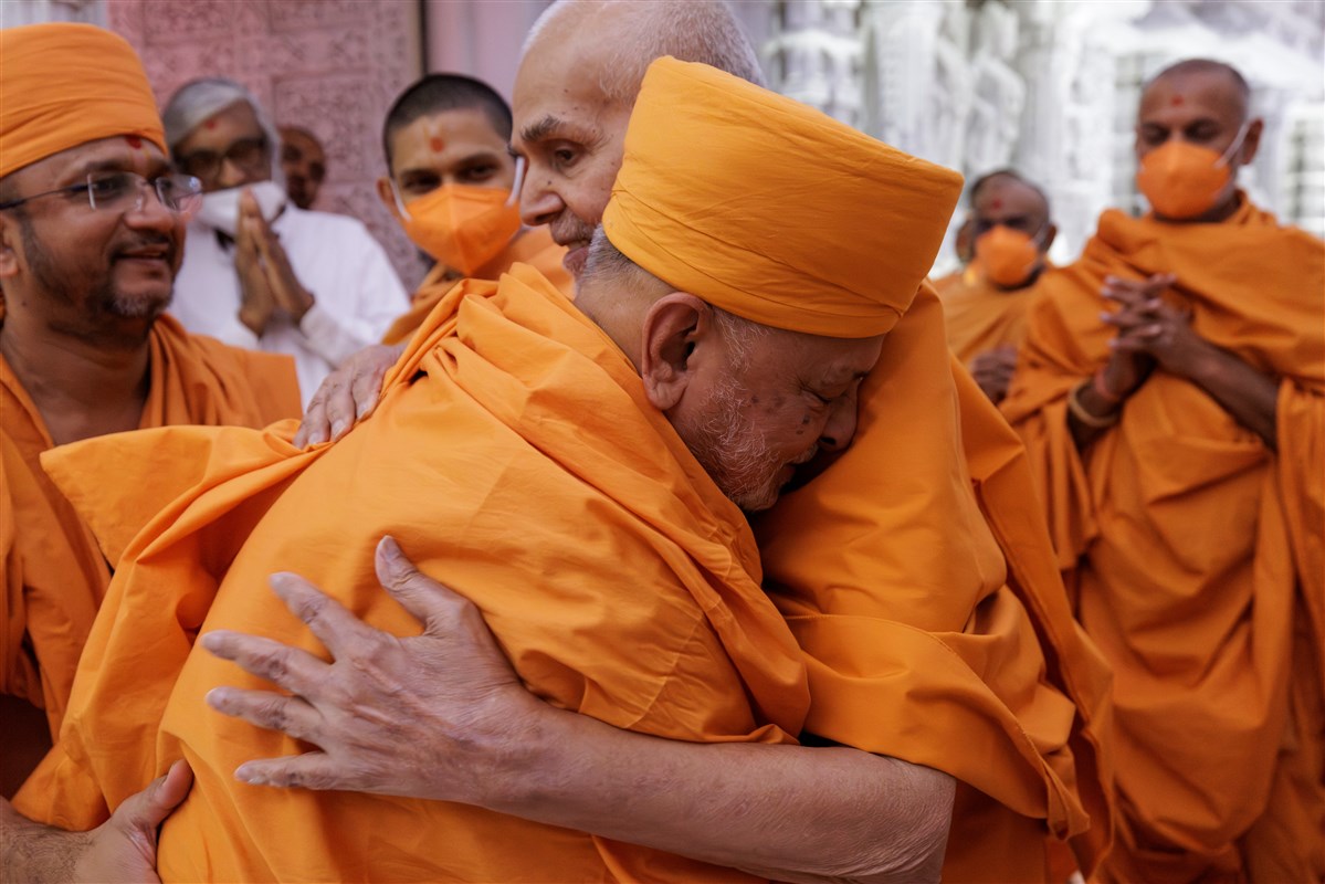 With a heartfelt embrace, Swamishri conveys his immense pleasure on Sadguru Pujya Ishwarcharandas Swami
