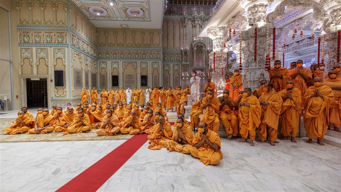 Swamis engrossed in the darshan of Swamishri