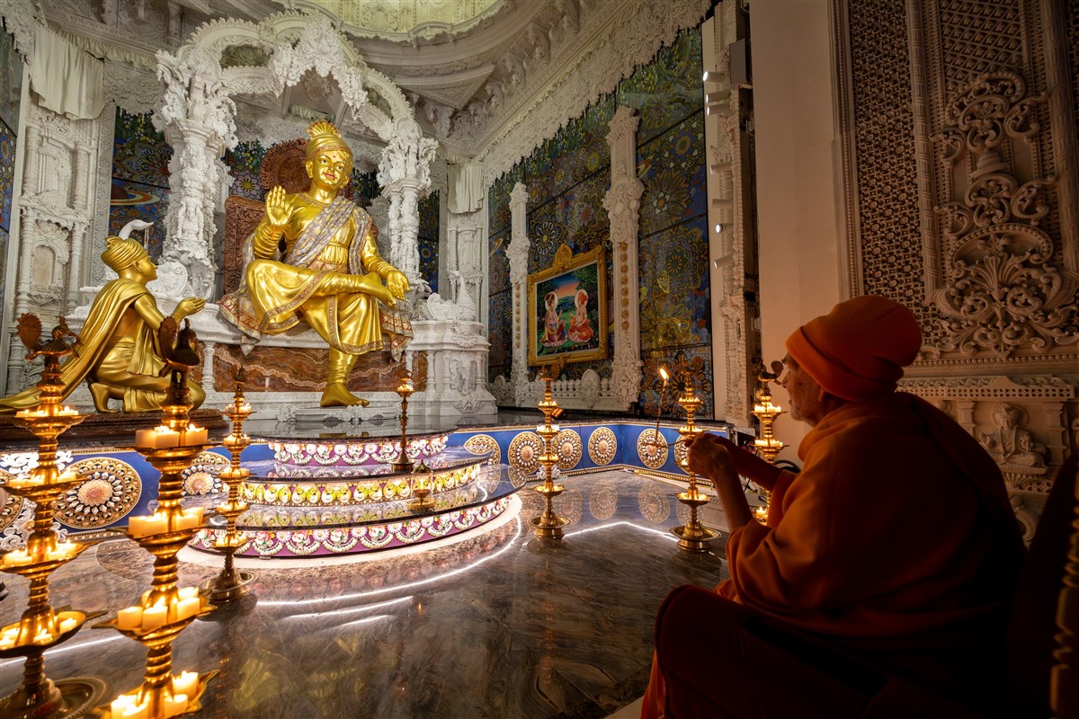 Swamishri performs arti of Bhagwan Swaminarayan and Aksharbrahma Gunatitanand Swami