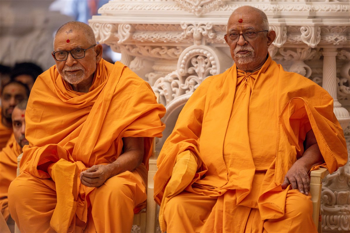 Sadguru swamis engrossed in Swamishri's puja darshan