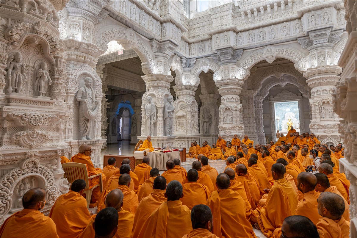 Swamis engrossed in the unique darshan of Swamishri 