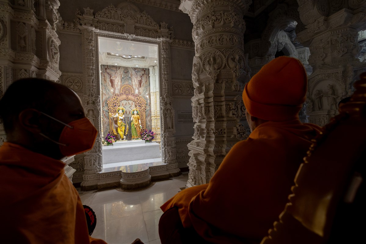 Swamishri engrossed in the darshan of Shri Radha-Krishna Bhagwan