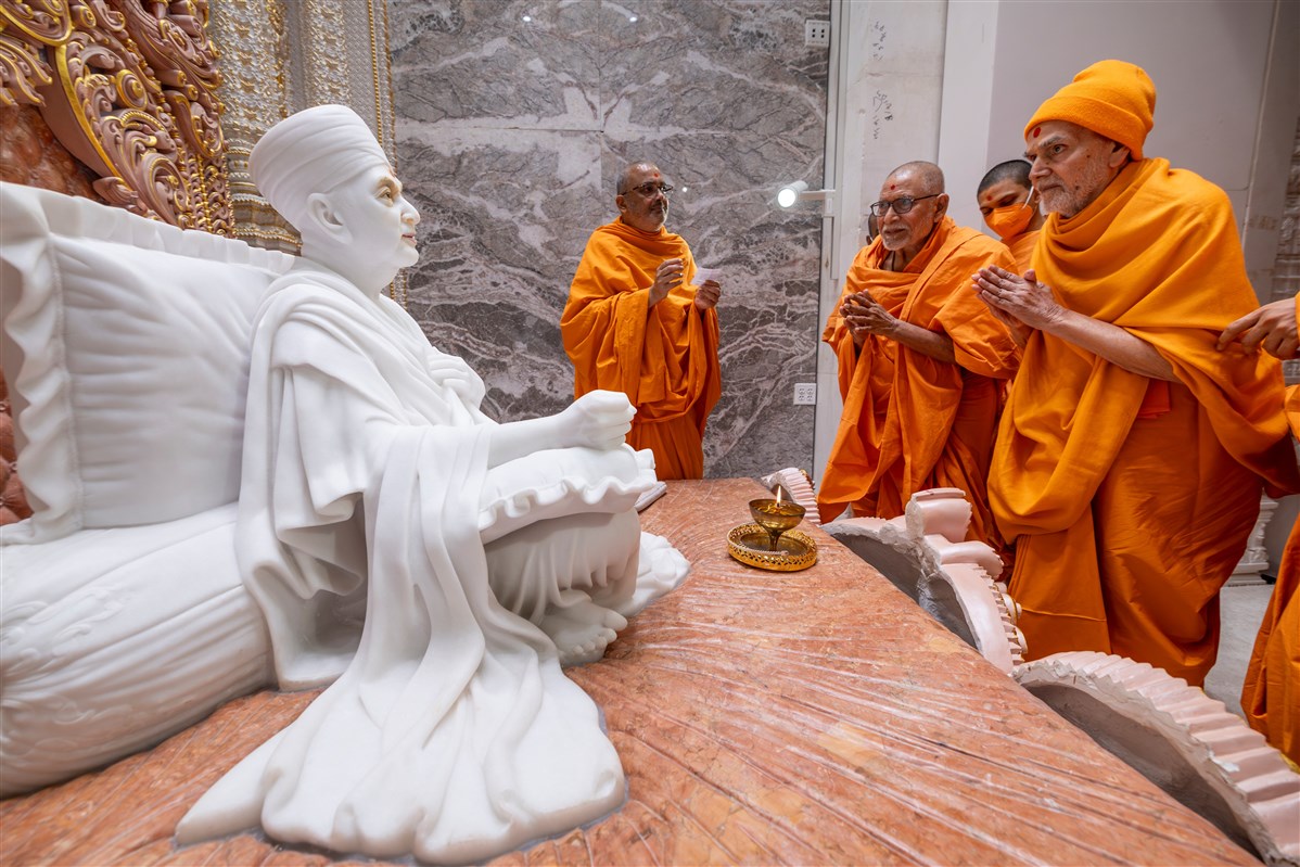 Swamishri immersed in the darshan of Brahmaswarup Pramukh Swami Maharaj