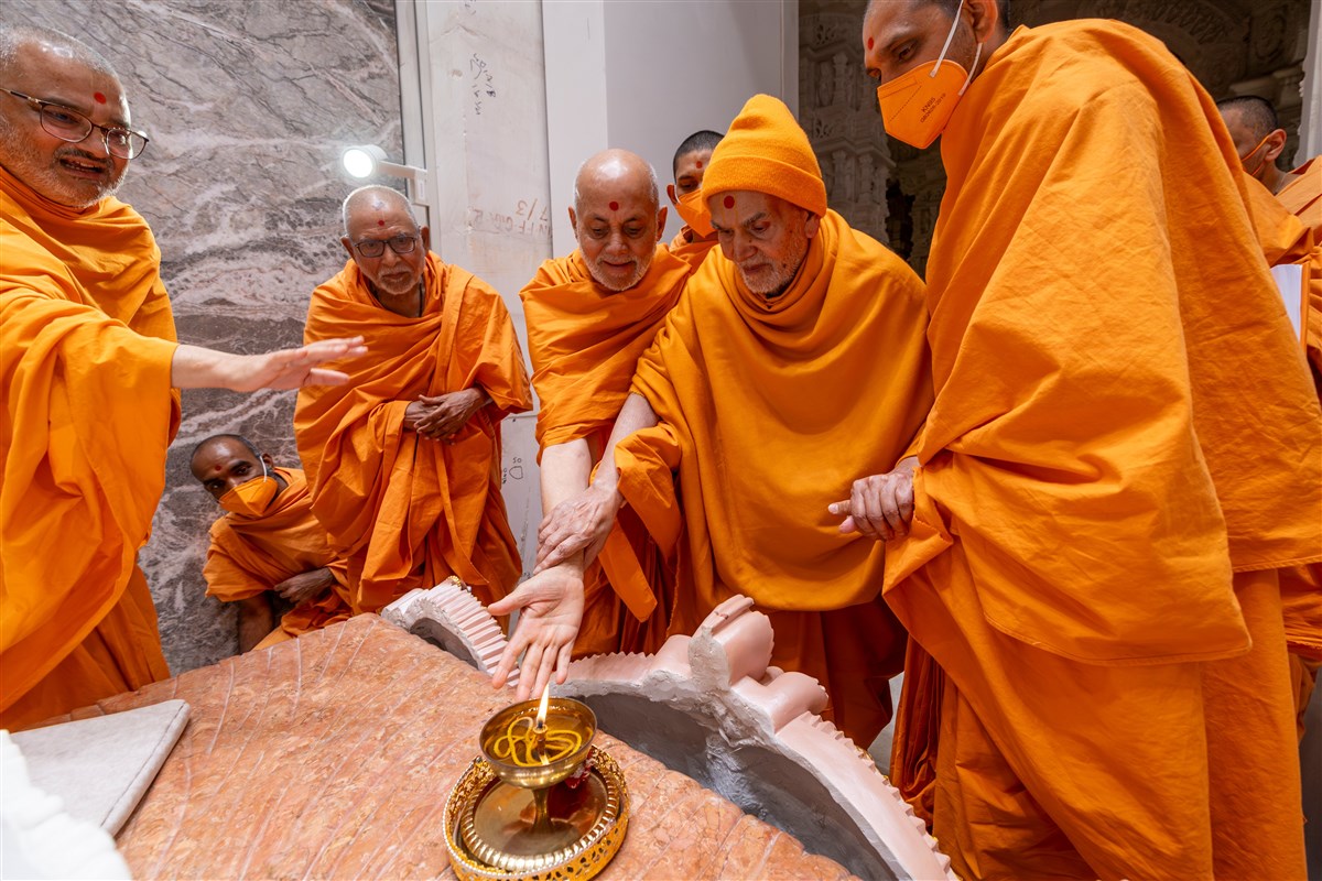 Swamishri performs pujan of the lamp