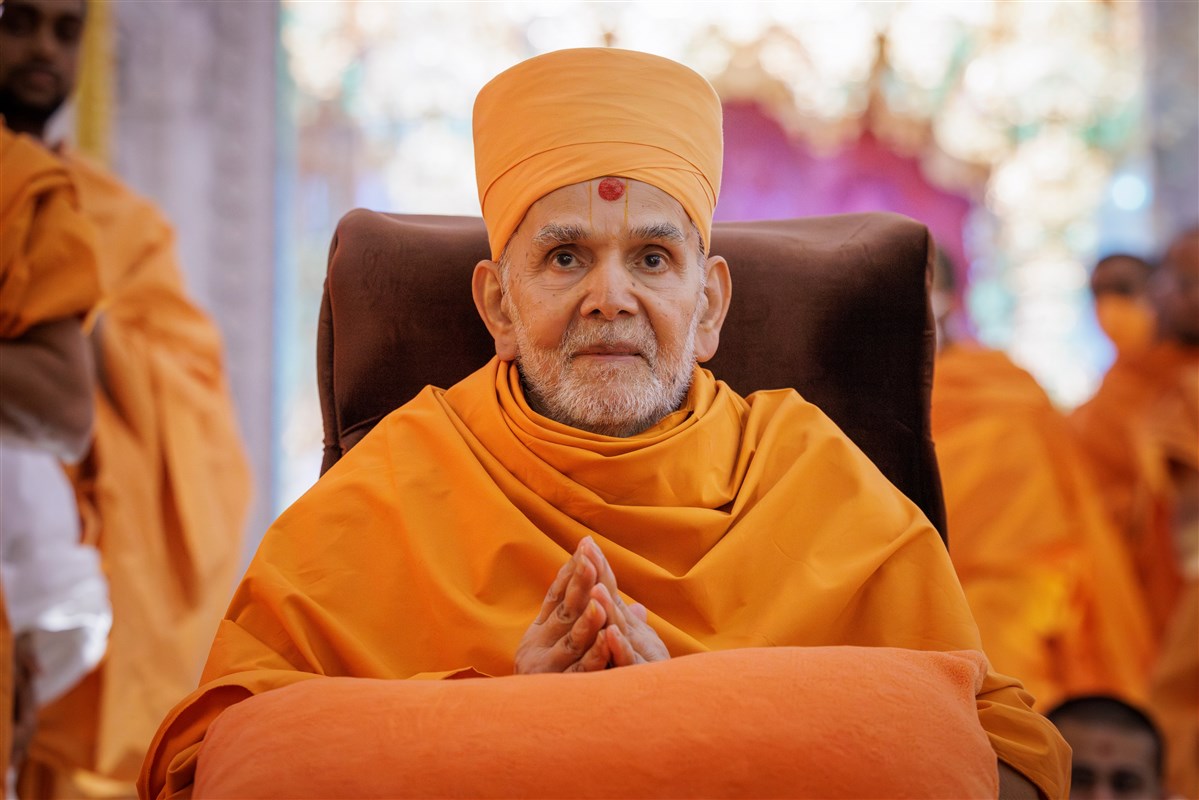 Swamishri emanates a divine aura