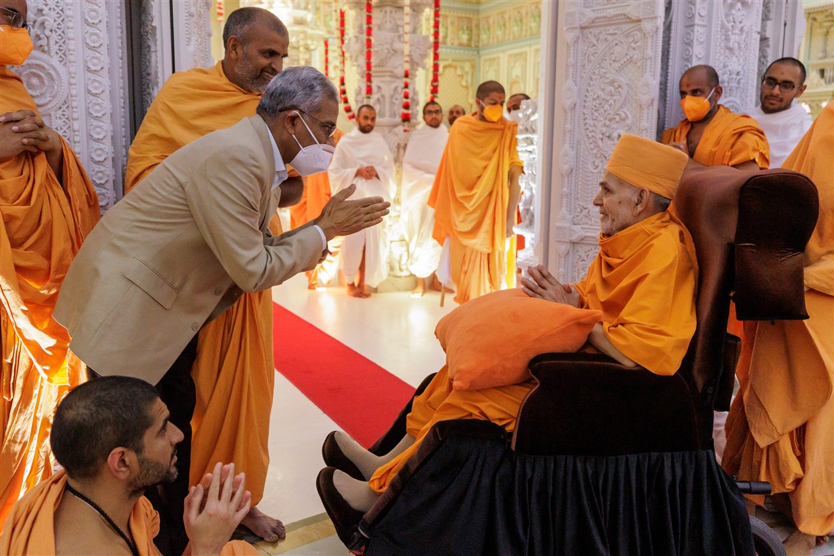 Shri Kanubhai Patel greets Swamishri 