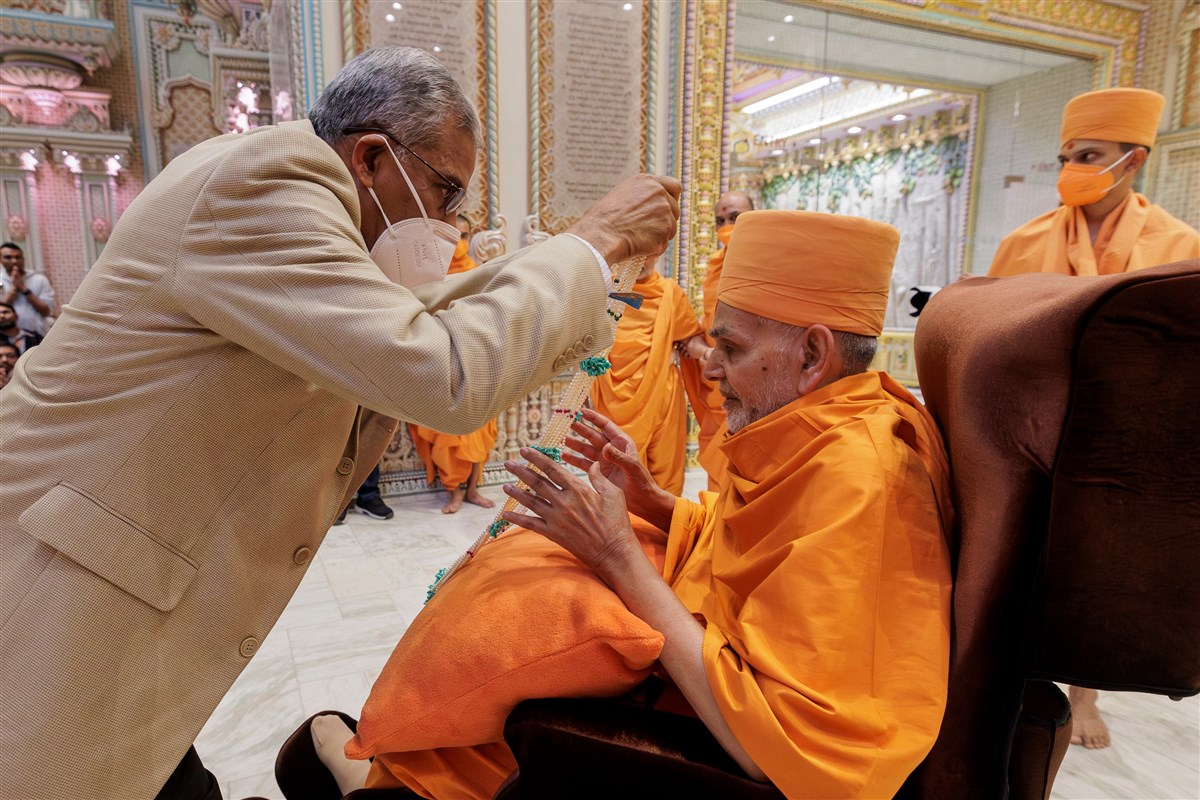 Shri Kanubhai Patel garlands Swamishri