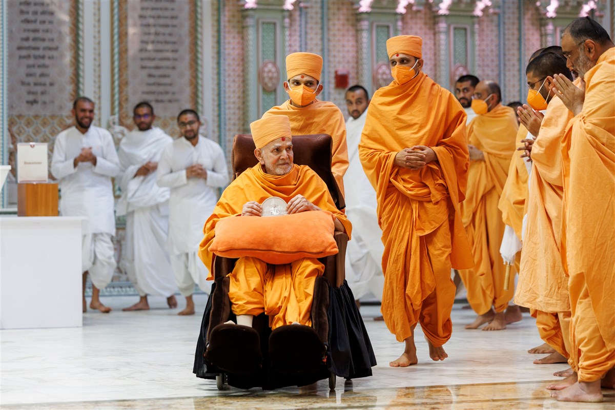 Swamishri greets swamis