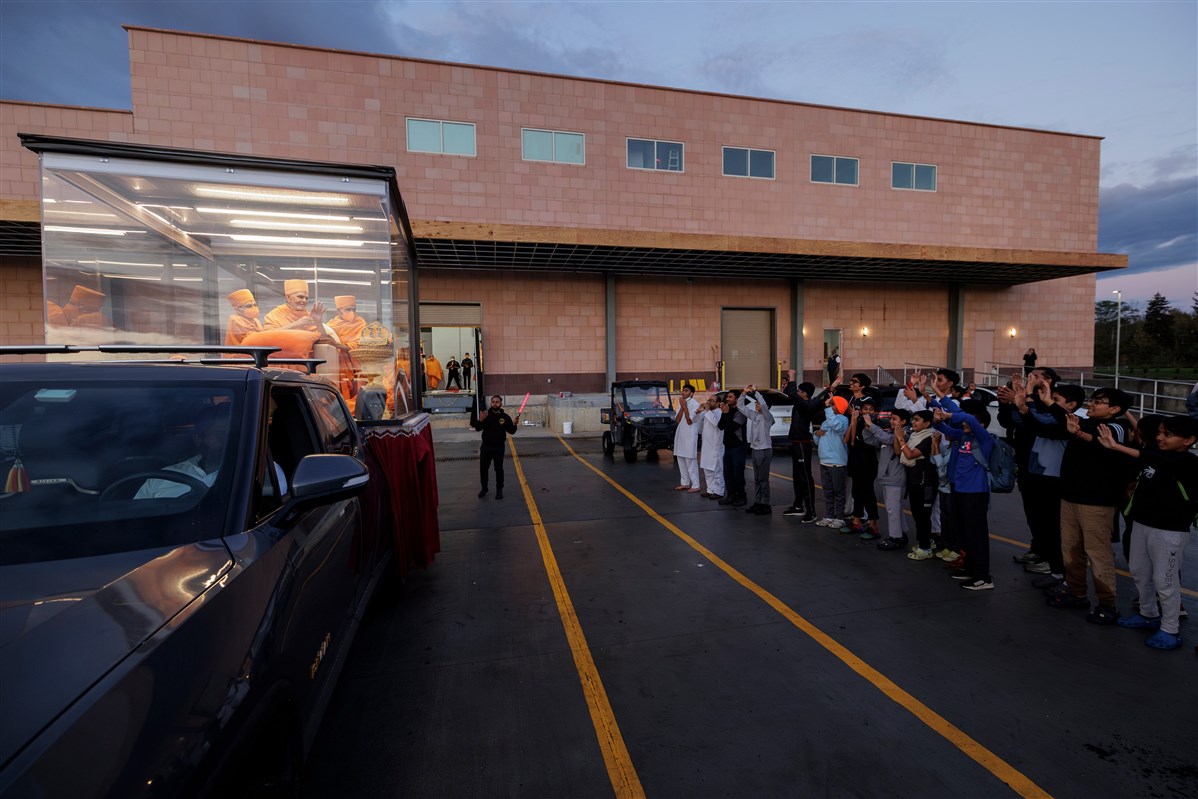 Swamishri arrives at the new Aksharpith and Shayona building