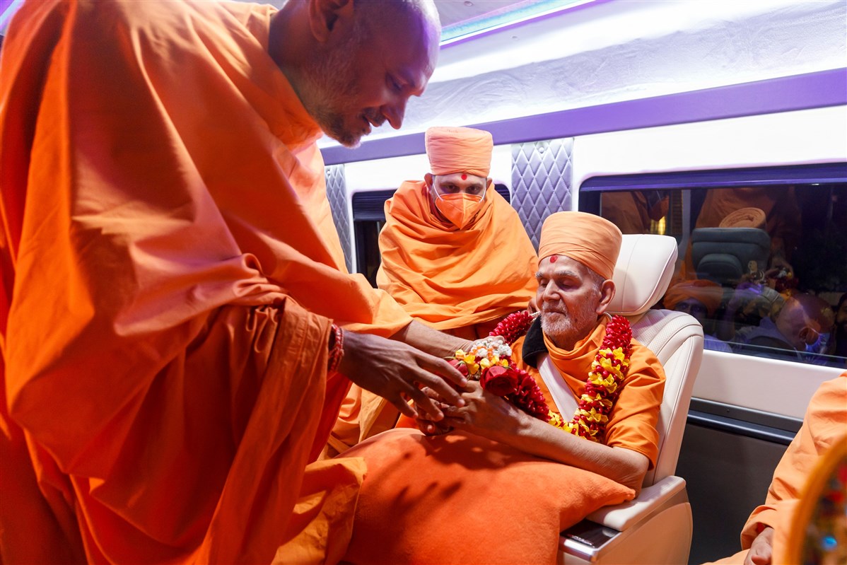 Pujya Haridarshandas Swami garlands Swamishri