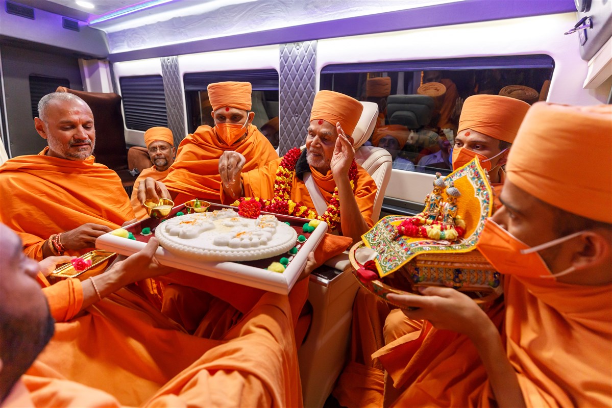 Swamishri consecrates the holy charnarvind of Bhagwan Swaminarayan to be installed at the location where the murtis of Shri Akshar Purushottam Maharaj were situated in the former mandir