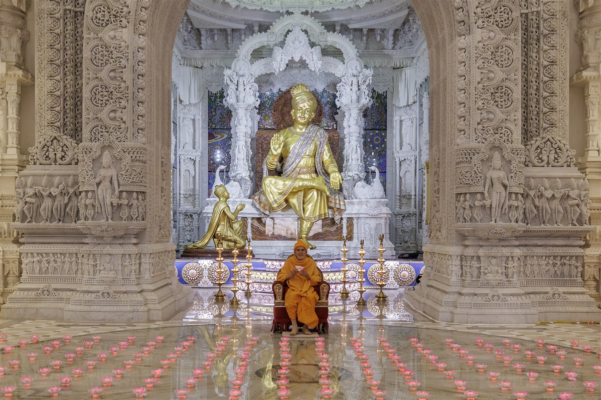 A unique view of Swamishri under the central dome of BAPS Swaminarayan Akshardham