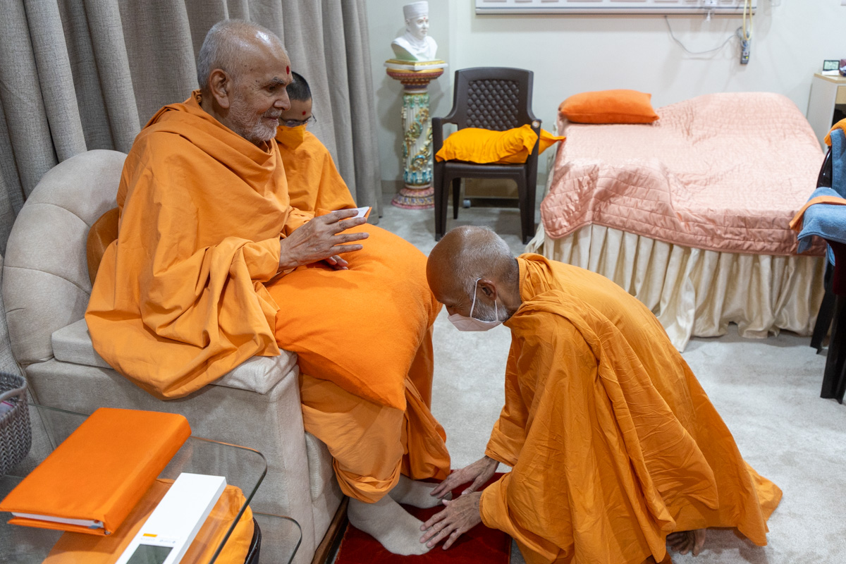 Swamishri blesses Sarvamangal Swami