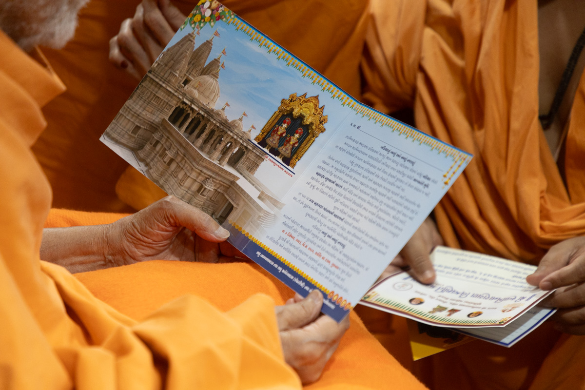 Swamishri observes the invitation card