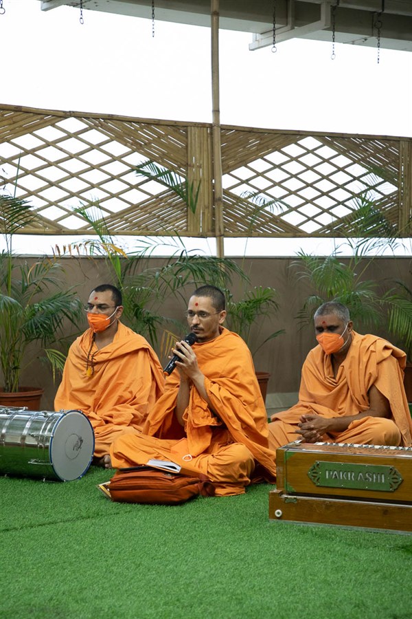 Brahmavatsal Swami leads everyone in reciting the sadhana mantra and daily prayer in Swamishri's puja