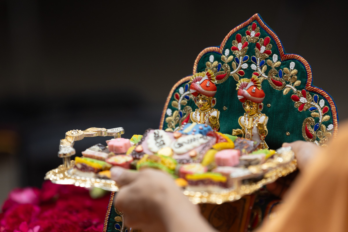 Thal is offered to Shri Harikrishna Maharaj and Shri Gunatitanand Swami Maharaj