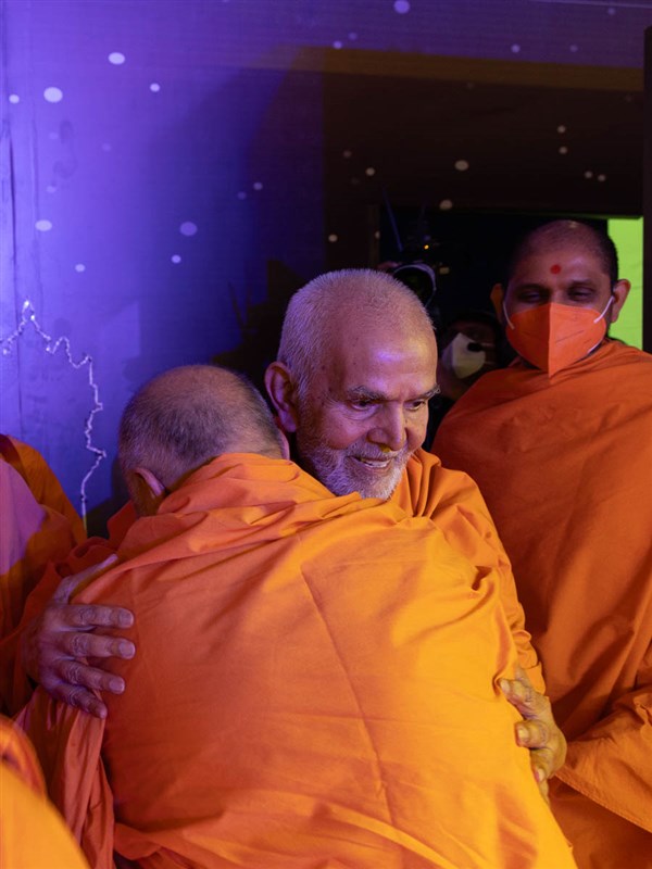 Pujya Ishwarcharan Swami embraces Swamishri
