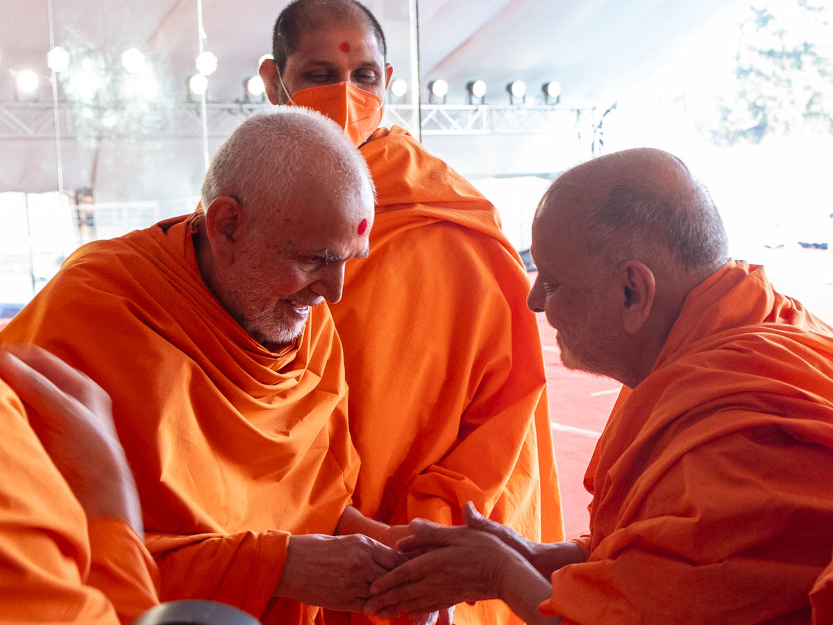 Pujya Ishwarcharan Swami in conversation with Swamishri
