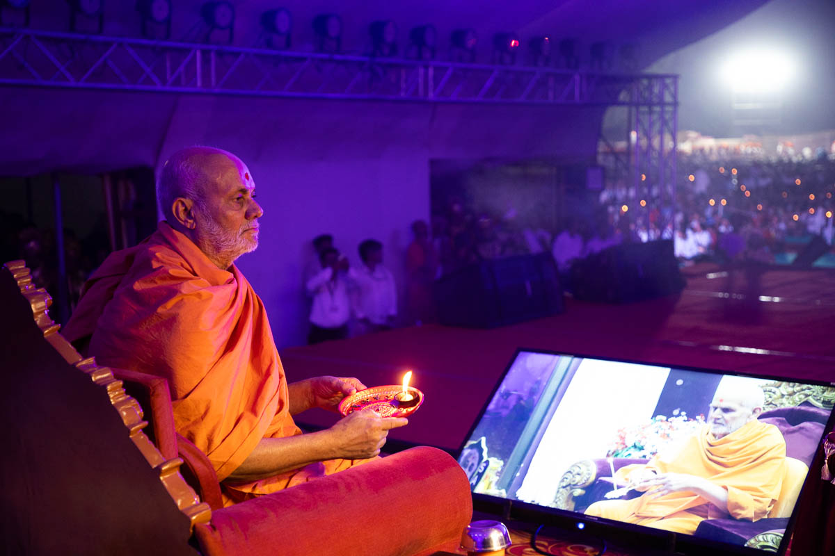 Pujya Viveksagar Swami performs the evening arti