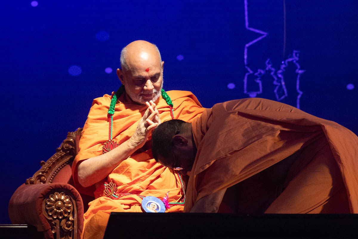Parmanand Swami honors Pujya Viveksagar Swami with a garland