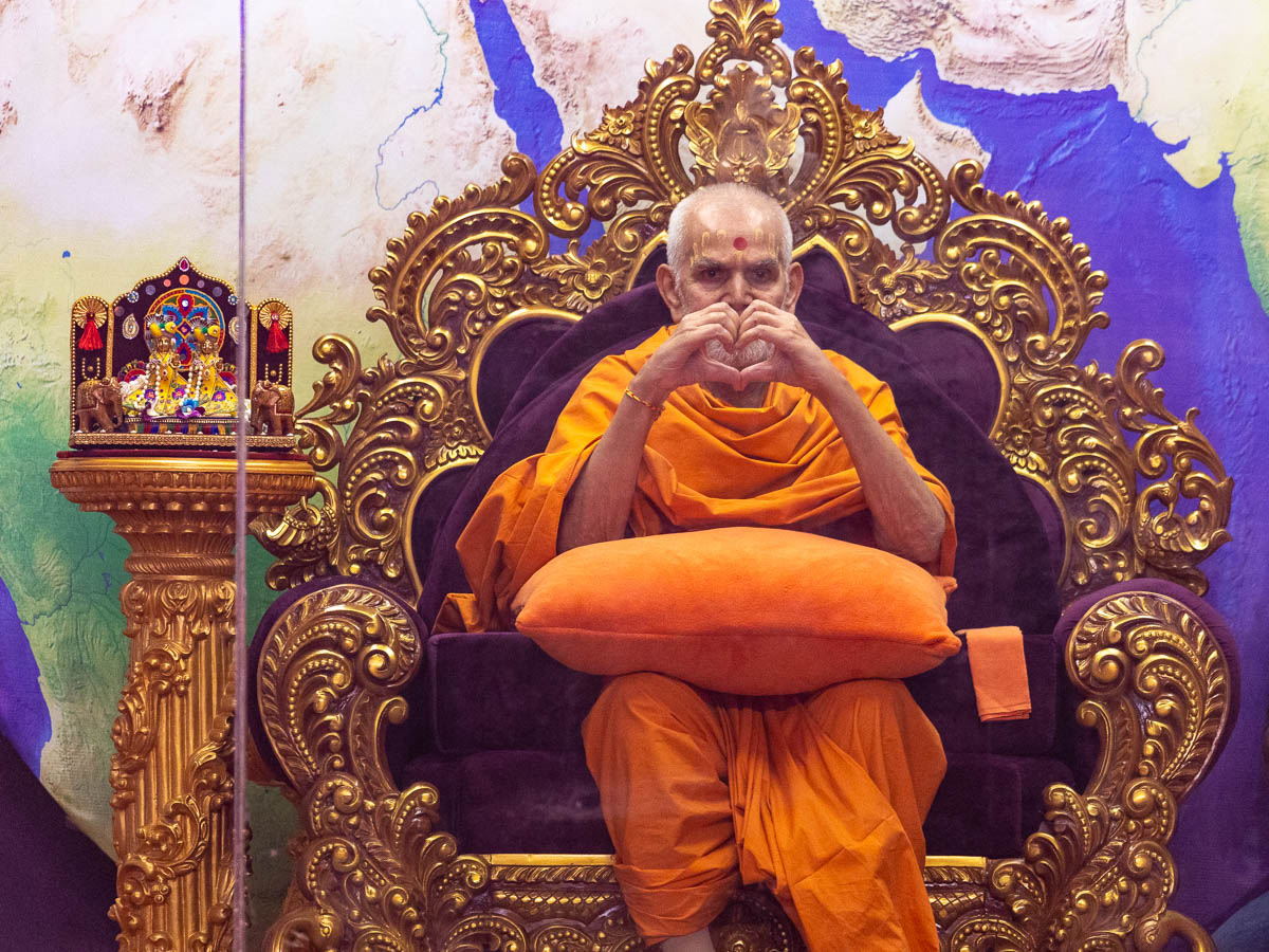 Swamishri gestures his love for devotees