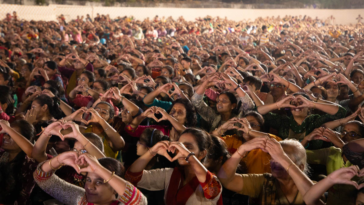 Devotees gesture their love for Swamishri