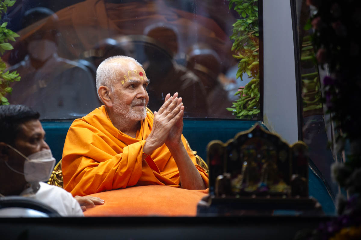 Swamishri greets all with folded hands after the assembly