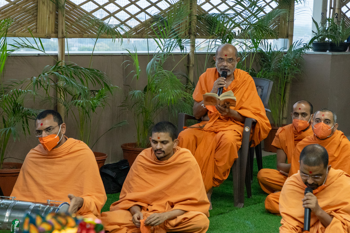 Gnaneshwar Swami sings a kirtan in Swamishri's morning puja