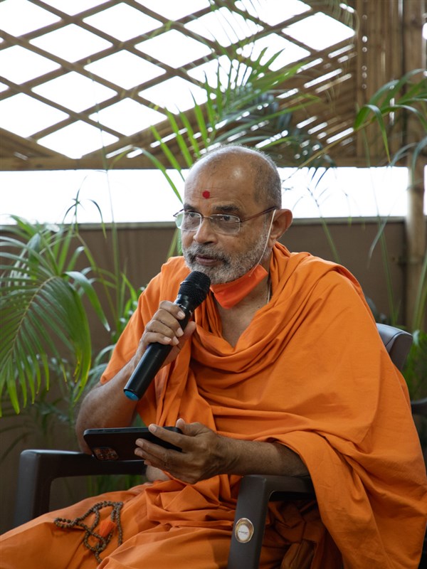 Gnaneshwar Swami leads everyone in reciting the sadhana mantra and daily prayer in Swamishri's puja