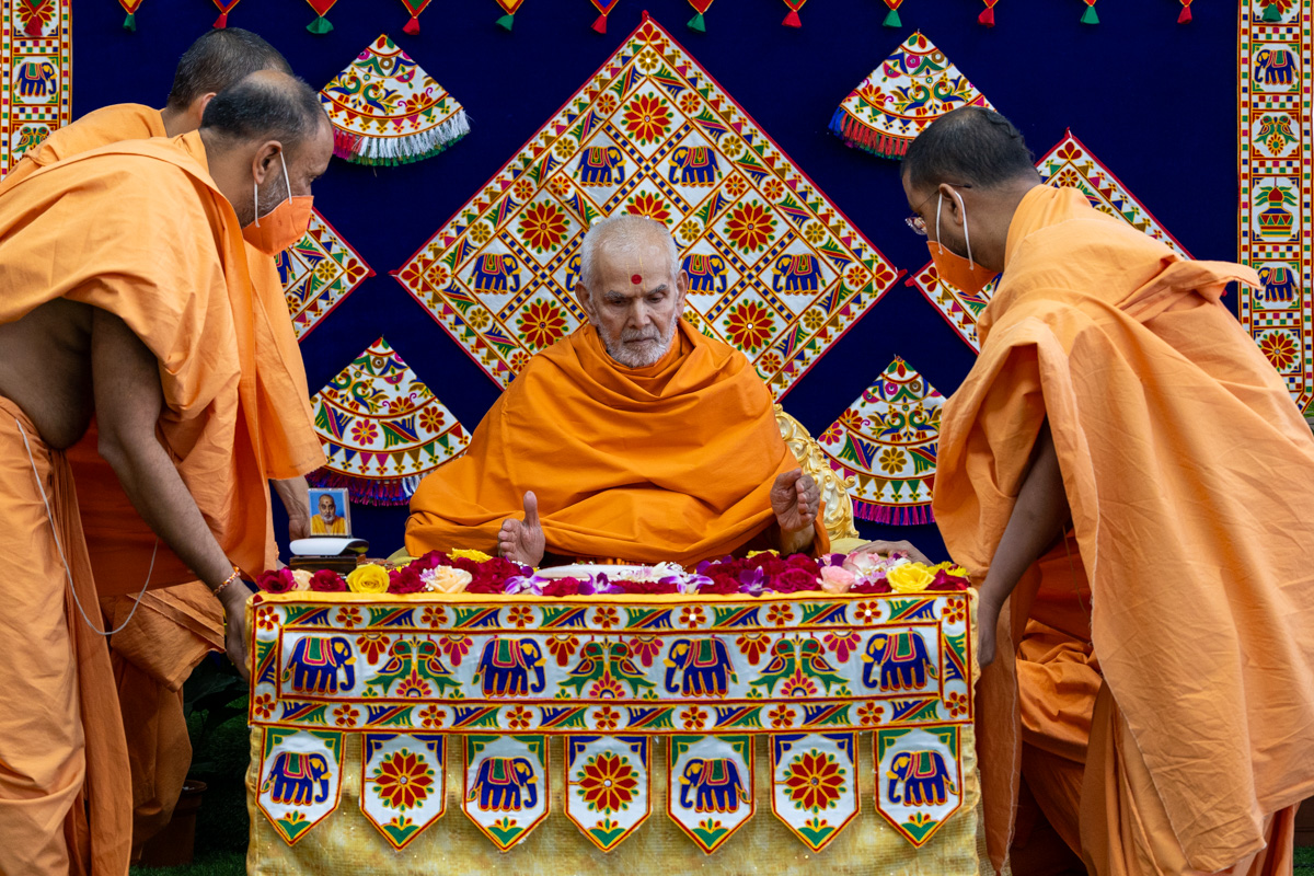 Swamishri guides the alignment of his puja table
