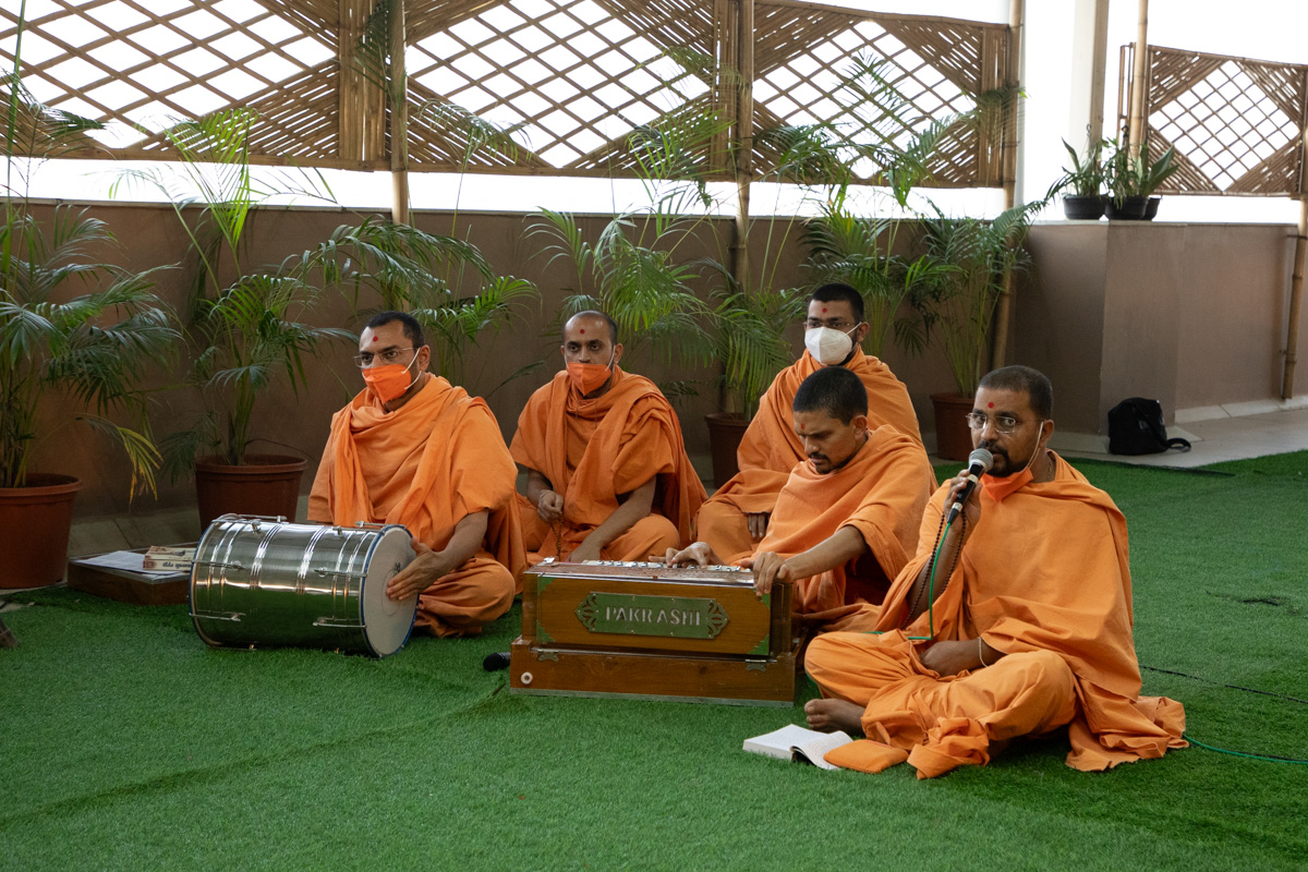 Shrijicharan Swami sings a kirtan in Swamishri's daily puja