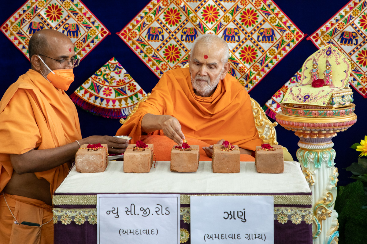Swamishri sanctifies bricks to start construction of BAPS Swaminarayan Mandirs in New C.G. Road and Zanu, Ahmedabad, India