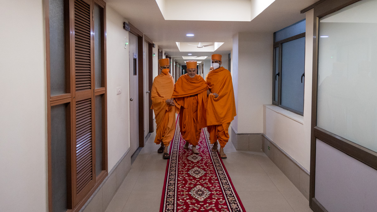 Swamishri prepares to depart from Ahmedabad