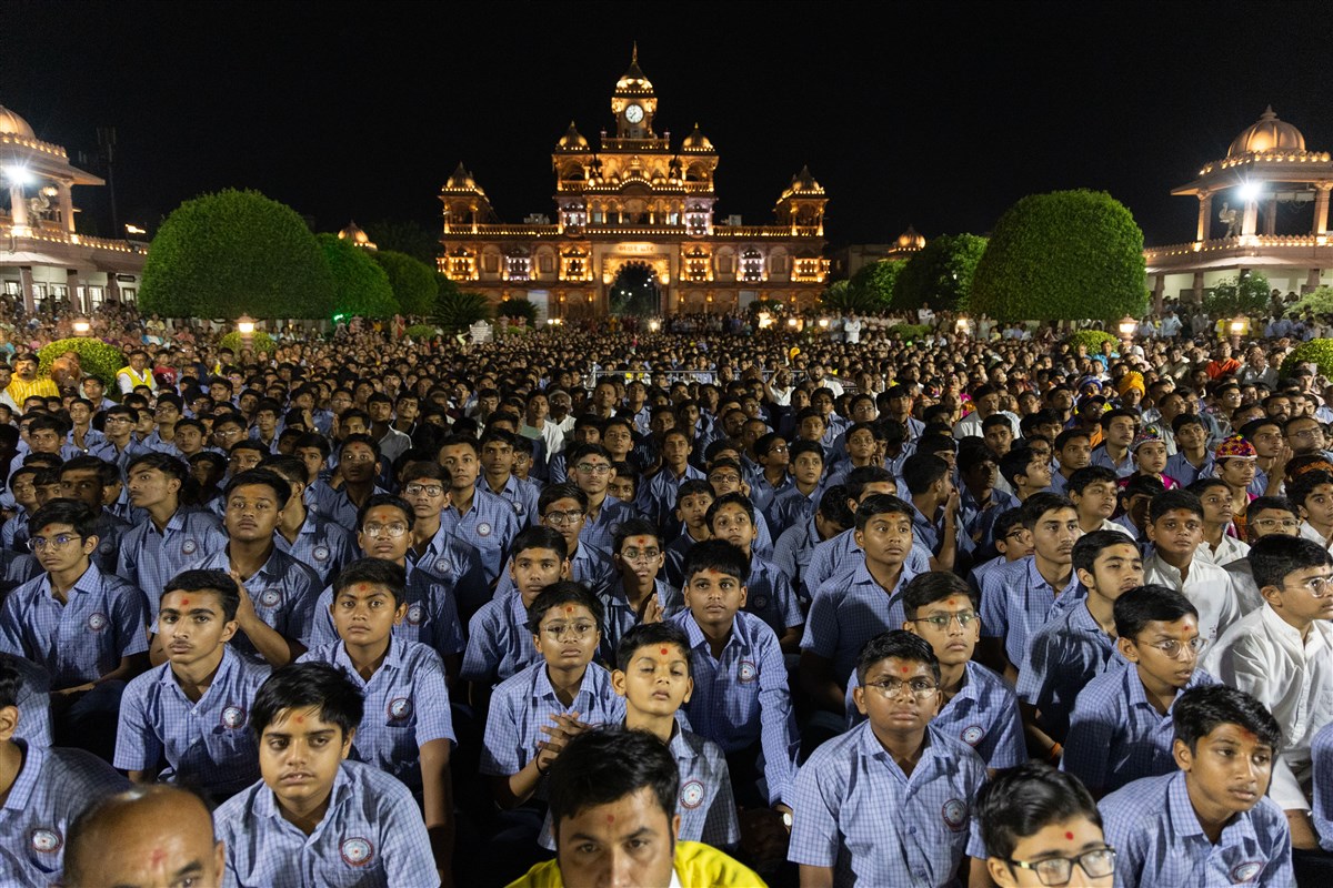 Students of BAPS Swaminarayan Vidyamandir, Gondal, and devotees doing darshan of Swamishri