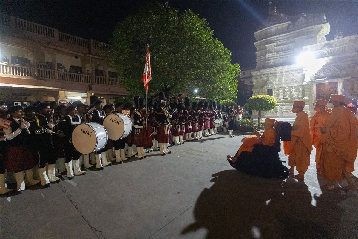 Akshar Band performs before Swamishri
