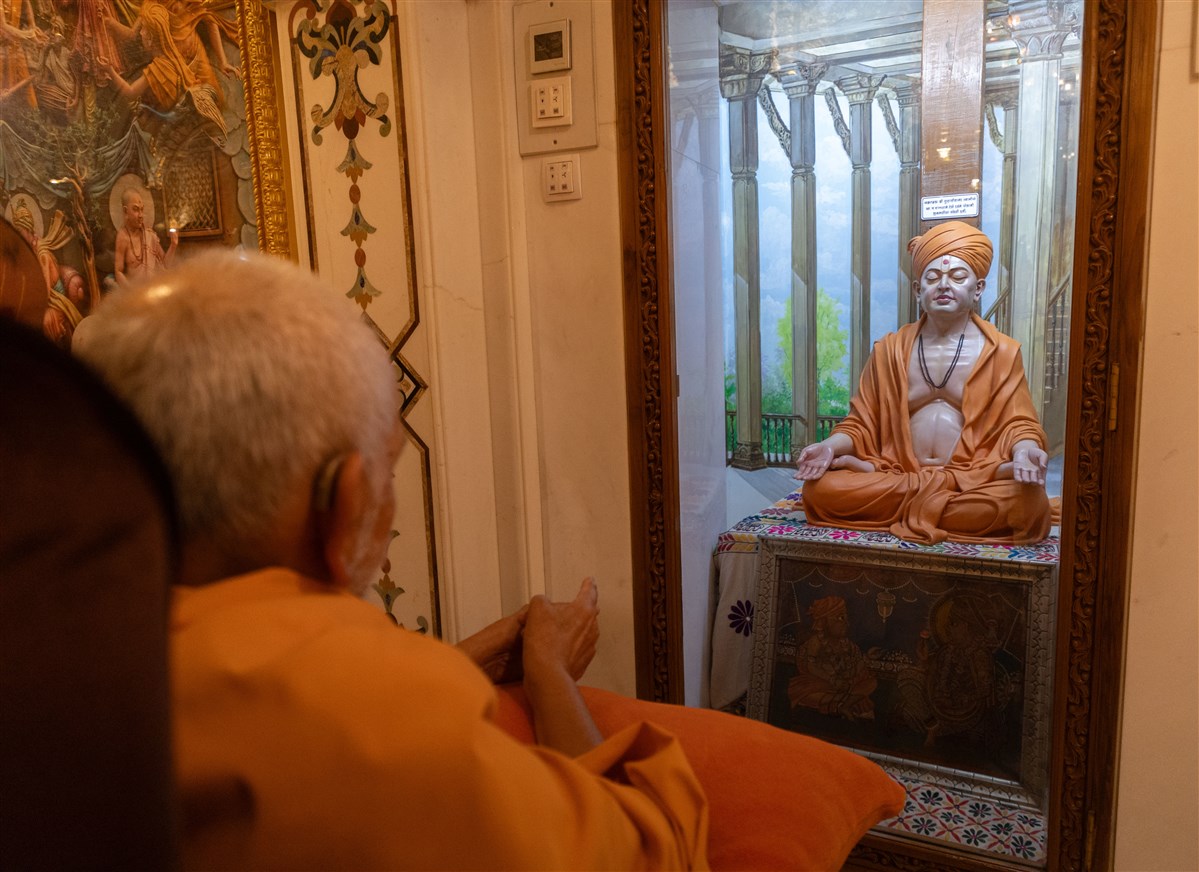 Swamishri engrossed in darshan of Aksharbrahma Gunatitanand Swami