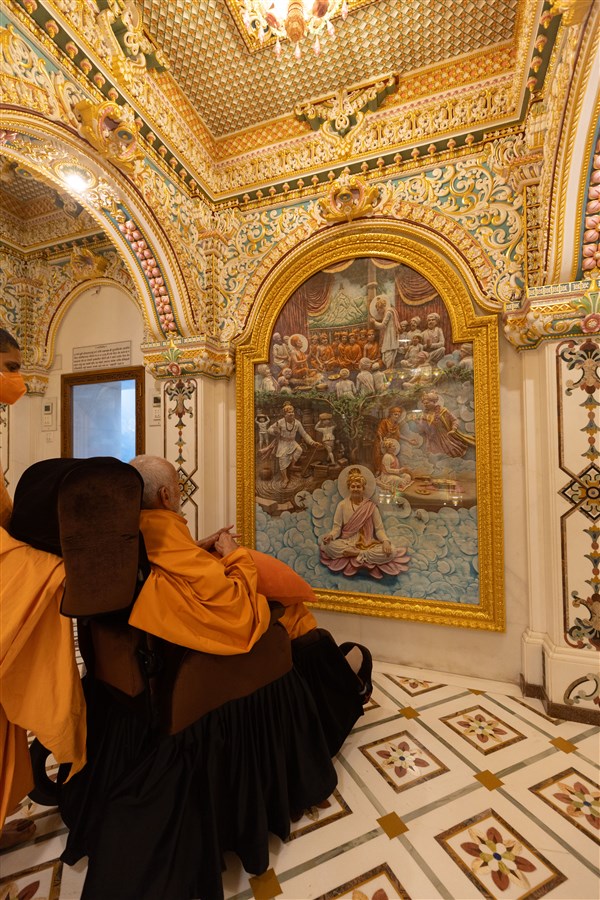 Swamishri engrossed in darshan of murals in the pradakshina of the Akshar Deri