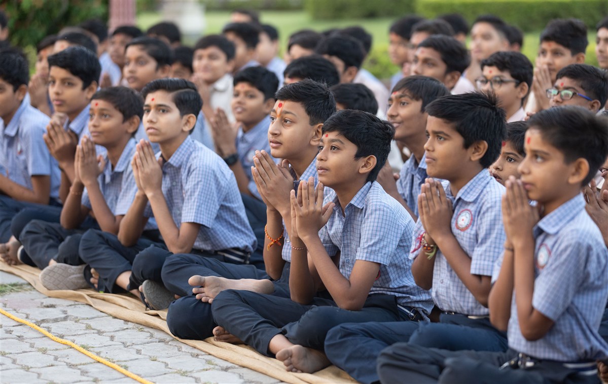 Students doing darshan of Swamishri